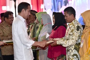 Presiden Jokowi saat menyerahkan sertifikat di Gedung Kesenian dan Olahraga Kabupaten Bogor, Sabtu (1/12). (Foto: BPMI)