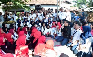 President Jokowi meets with customers of PNM Mekaar at Bantarjati Sub-district, Bogor City, West Java Province, Sunday (2/12). (Photo: BPMI)
