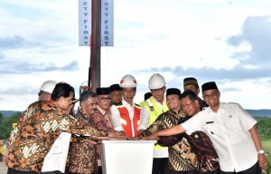 Presiden Jokowi bersama unsur terkait menekan sirine tanda dimulainya pembangunan jalan tol Banda Aceh-Sigli di Kabupaten Aceh Besar, Provinsi Aceh, Jumat (14/12). (Foto: BPMI)