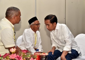 Presiden bertemu Nyak Sandang di ruang tunggu utama Bandar Udara Internasional Sultan Iskandar Muda, Kabupaten Aceh Besar, Provinsi Aceh, Jumat (14/12) sore. (Foto: BPMI)