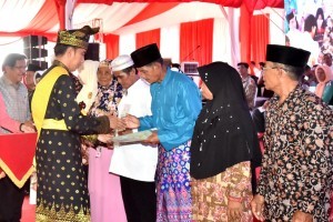 Photo Caption: President Jokowi distributes land certificates at the official residence of Governor of Riaus yard, Saturday (15/12). (Photo by: Bureau of Press, Media and Information)