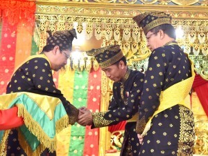 President Jokowi receives traditional honorary title Riau Malay Traditional Society (LAM), Saturday, in Pekanbaru, Riau province (Photo: BPMI)