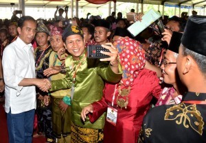 President Jokowi hands over 6,000 certificates of land rights to the community in the courtyard of Jambi Governors office on Sunday (16/12). (Photo by: BPMI)
