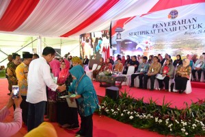 Presiden Jokowi saat membagikan sertifikat di Desa Watesjaya, Kecamatan Cigombong, Kabupaten Bogor, Rabu (26/12). (Foto: BPMI)