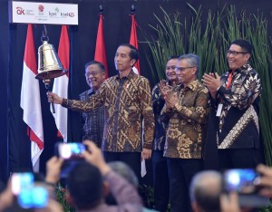 Presiden saat menutup transaksi perdagangan saham tahun 2018 di Bursa Efek Indonesia (BEI), Jakarta, Jumat (28/12). (Foto: BPMI)