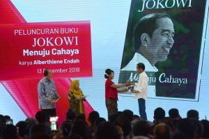 President Jokowi shakes hand with Alberthiene Endah, the author of Jokowi Menuju Cahaya, at Mulia Hotel Ballroom, Jakarta, Thursday (13/12). (Photo: PR/Oji)