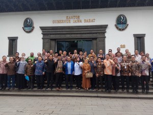 Komisi II DPR berfoto bersama Gubernur Jawa Barat usai acara reses masa persidangan II Tahun Sidang 2018-2019 ke Provinsi Jawa Barat (Jabar), Jumat (14/12). (Foto: Humas/Rara)