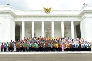 Presden Jokowi berfoto bersama peserta Kongres IPNU-IPPNU 2018, di halaman Istana Negara, Jakarta, Jumat (21/12) pagi. (Foto: AGUNG/Humas)