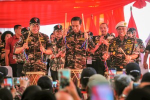 Presiden Jokowi didampingi Ketua DPR RI dan Ketua Umum FKPPI membuka Jambore Kebangsaan Bela Negara Keluarga Besar FKPPI, di Bumi Perkemahan Ragunan, Jakarta, Jumat (7/12) siang. (Foto: AGUNG/Humas)