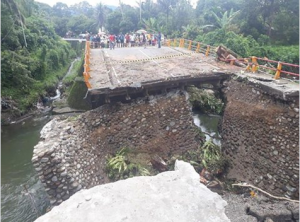Jembatan Padang Kalu di Kab. Pariaman yang putus diterjang banjir Senin (10/12) malam. (Foto: IST)