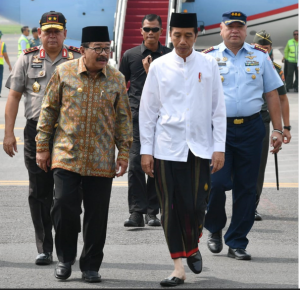 President Jokowi welcomed by Governor of East Java province Soekarwo at Juanda Airport, Surabaya, before start a working visit to Jombang, Tuesday (18/12). (Photo: Presidential Secretariat)