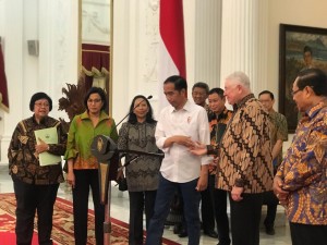 Presiden Jokowi didampingi sejumlah menteri dan CEO Freeport mengumumkan tuntasnya divestasi PT Freeport Indonesia, di Istana Merdeka, Jakarta, Jumat (21/12) sore. (Foto: IST)