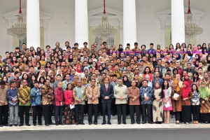 Presiden Jokowi berfoto bersama peserta Konvensi Nasional Humas 4.0, di halaman Istana Negara, Jakarta, Senin (10/12) pagi. (Foto: JAY/Humas)