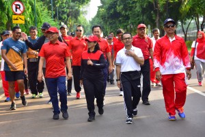 Mensesneg dan Waseskab mengikuti jalan sehat HUT ke-47 Korpri di Plaza Tenggara komplek Gelora Bung Karno, Senayan Jakarta, Sabtu (1/12). (Foto: Humas/Jay)