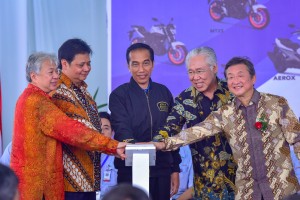 Presiden Jokowi didampingi Menperin, Mendag dan pimpinan PT YIMM menekan tombol tanda 'launching' ke-1,5 juta motor Yamaha, di Pulogadung, Jakarta Timur, Senin (3/12) siang. (Foto: AGUNG/Humas)