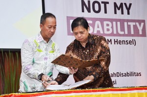 Mensos dan Menperin menandatangani Nota Kesepahaman (MoU) di Jakarta, Kamis (27/12). (Foto: Humas Kemenperin)