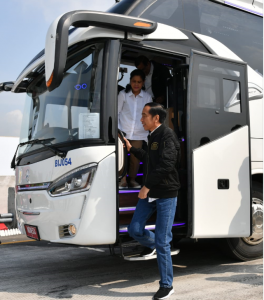 Presiden Jokowi didampingi Ibu Negara Iriana menjalan jalan tol trans Jawa dengan naik bus Damri, Kamis (20/12) pagi. (Foto: Setpres)