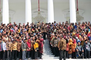 President Jokowi walks among participants of Aspiring Family Program (PKH)s Forces Jamboree, at the State Palace, Jakarta, Thursday (13/12). (Photo by: Jay/PR Division)