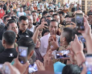 Presiden Jokowi melayani permintaan selfi peserta Evaluasi Kebijakan Pembangunan dan Pemberdayaan Masyarakat Desa , di Makassar, Sabtu (22/12) pagi. (Foto: Setpres)