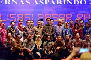 Presiden Jokowi berfoto bersama peserta Rakernas Asparindo 2018, di Hotel Aryaduta, Jakarta, Rabu (12/12) siang. (Foto: AGUNG/Humas)