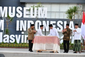 President Jokowi inaugurates Indonesian Islamic Museum K.H. Hasyim Asyari at Tebuireng, Jombang, East Java Province, Tuesday (18/12). (Photo: Presidential Secretariat)