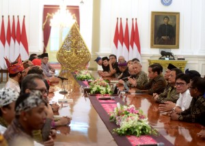 Presiden Jokowi menerima perwakila seniman dan budayawan, di Istana Merdeka, Jakarta, Selasa (11/12) sore. (Foto: Rahmat/Humas)