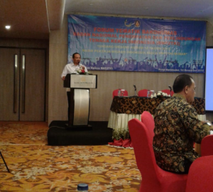 Sestama BNP2TKI Tatang Budie Utama Razak memberikan sambutan pada Forum Bakohumas BNP2TKI, di Hotel Borobudur, Jakarta, Rabu (12/12) siang. (Foto: Heni/Humas)