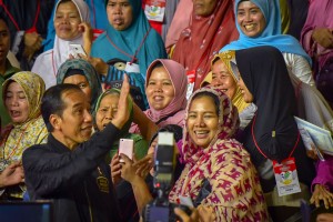 Presiden Jokowi berposes bersama ibu-ibu penerima PKH, di Gelanggang Remaja Jakarta Timur, Jakarta, Senin (3/12) petang. (Foto: AGUNG/Humas)