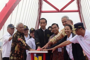 President Jokowi inaugurates 3 toll road sections as part of Trans Java Toll Road, at Kalikuto Bridge, Semarang, Central Java province, Thursday (20/12). (Photo: OJI/PR)