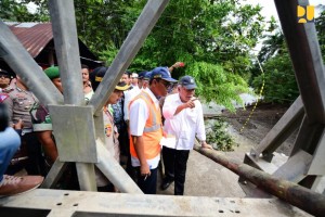 Menteri PUPR saat meninjau Jembatan Batang Kalu di Kecamatan 2x11, Padang Pariaman, Sumatra Barat. (Foto: Kementerian PUPR)