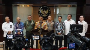 Menko Polhukam menyampaikan keterangan pers usai Rapat membahas Perkembangan Penyelesaian Permasalahan Papua di kantor Kemenko Polhukam, Jakarta, Selasa (11/12). (Foto: Kemenko Polhukam).