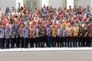 President Jokowi takes picture with the participants of Congress of the Indonesian Accountants Association (IAI) at the State Palace, Jakarta, Tuesday (11/12). Photo by: Rahmat/PR. 