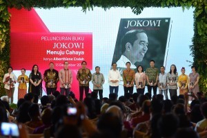 President Jokowi takes a group photo on the book launch of Jokowi Menuju Cahaya by Alberthiene Endah, at Hotel Mulia Ballrom, Senayan, Jakarta, Thursday (12/13). (Photo by: Oji/Public Relations)