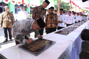 Menteri Agama saat meresmikan PTSP Kanwil Kementerian Agama Jawa Tengah, di Semarang, Senin (31/12). (Foto: Kemenag)