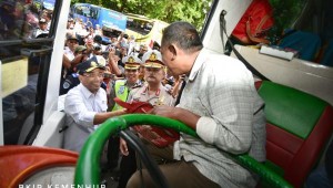 Menhub melakukan ramp check bus pariwisata di Taman Wisata Balekambang, Kamis (27/12). (Foto: Kemenhub)