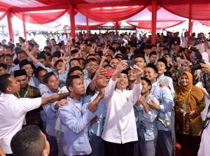 President Jokowi takes selfie with students during the commemoration of the 100th Anniversary of Madrasah Mu'allimin-Mu'allimaat Muhammadiyah in Yogyakarta, Thursday (6/12). Photo by: Presidential Secretariat. 