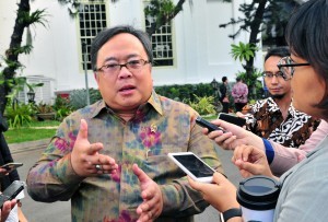 Minister of National Development Planning/Head of the National Development Planning Agency (Bappenas) Bambang Brodjonegoro answers questions from the journalists after attending the Plenary Cabinet Meeting at the State Palace, Jakarta, Wednesday (5/12). Photo by: JAY/PR.