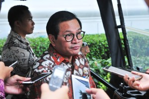 Cabinet Secretary Pramono Anung answers questions from the journalists after attending a Plenary Cabinet Meeting at the State Palace, Jakarta, Wednesday (5/12). Photo by: JAY/PR.