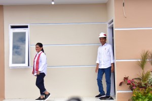 President Jokowi and First Lady Ibu Iriana inspect a show house of Garut Barber Shop Community (PPRG) housing, in Garut, West Java, Saturday (19/1). (Photo by: Deny S/ PR Division)