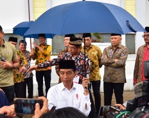 Presiden Jokowi menjawab wartawan soal pembebasan Abu Bakar Baasyir, di Ponpes Darul Arqam Muhammadiyah, Ngamplangsari, Kec. Cilawu, Garut, Jumat (18/1) sore. (Foto: Humas/Deni)