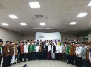 Director General for Islamic Guidance of the Ministry of Religious Affairs Muhammadiyah Amin poses for a group photo with participants of the 1st Mosque Imam Union National Congress, at the Jakarta Islamic Center, Jakarta, Sunday (27/1). (Photo by : Ministry of Religious Affairs PR Division)