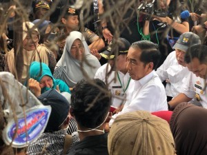 President Jokowi engages in conversation with residents affected by Sunda Strait tsunami, in Rajabasa, South Lampung, Wednesday (2/1). (Photo by: Presidential Secretariat)