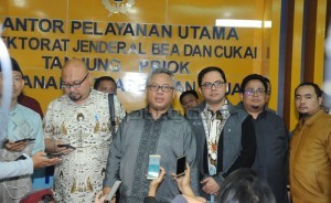 KPU commissioner and Bawaslu leaders visit Customs and Excise Office in Tanjung Priok Port, Jakarta, Wednesday (2/4). (Photo by: KPU PR Division)