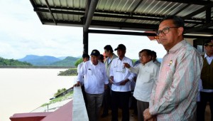 Wapres Jusuf Kalla didampingi Menteri PUPR dan Kepala BNPB meninjau Bendungan Bili-Bili di Kabupaten Gowa, Sulsel, Minggu (27/1). (Foto: Setwapres RI/ES)