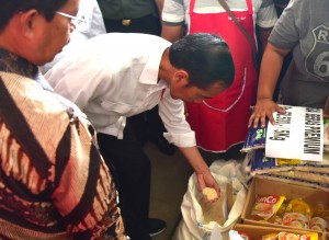 Presiden Jokowi melihat kualitas beras saat blusukan di Pasar Ngemplak, Tulungagung, Jatim, Jumat (4/1) pagi. (Foto: Rahmat/Humas)