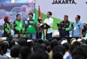 President Jokowi talks with online-app drivers at JI Expo, Kemayoran, Jakarta, Saturday (12/1). (Photo: PR/Jay)