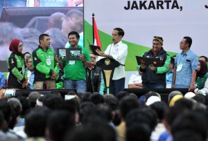 Presiden saat bersilaturahmi dengan pengemudi online di JI Expo, Kemayoran, Jakarta, Sabtu (12/1). (Foto: Humas/Jay)