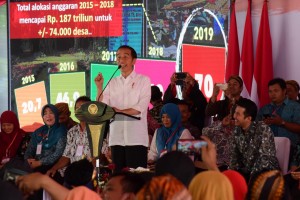 Presiden Jokowi memberikan arahan pada Sosialisasi Prioritas Penggunaan Dana Desa Tahun 2019, di Alun-alun Kabupaten Trenggalek, Jawa Timur, Jumat (4/1) siang. (Foto: OJI/Humas)