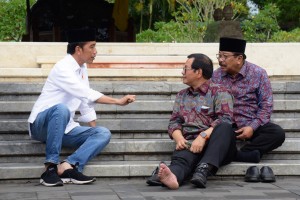 Presiden Jokowi berbicara santai dengan Seskab Pramono Anung dan Gubernur Jatim, usai ziarah ke makam Bung Karno, Blitar, Jatim, Kamis (3/1) siang. (Foto: OJI/Humas)