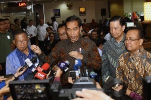 President Jokowi answers questions from reporters after reviewing Online Single Submission Service in Coordinating Investment Board, Jakarta, Monday (14/1). (Photo: OJI/PR)